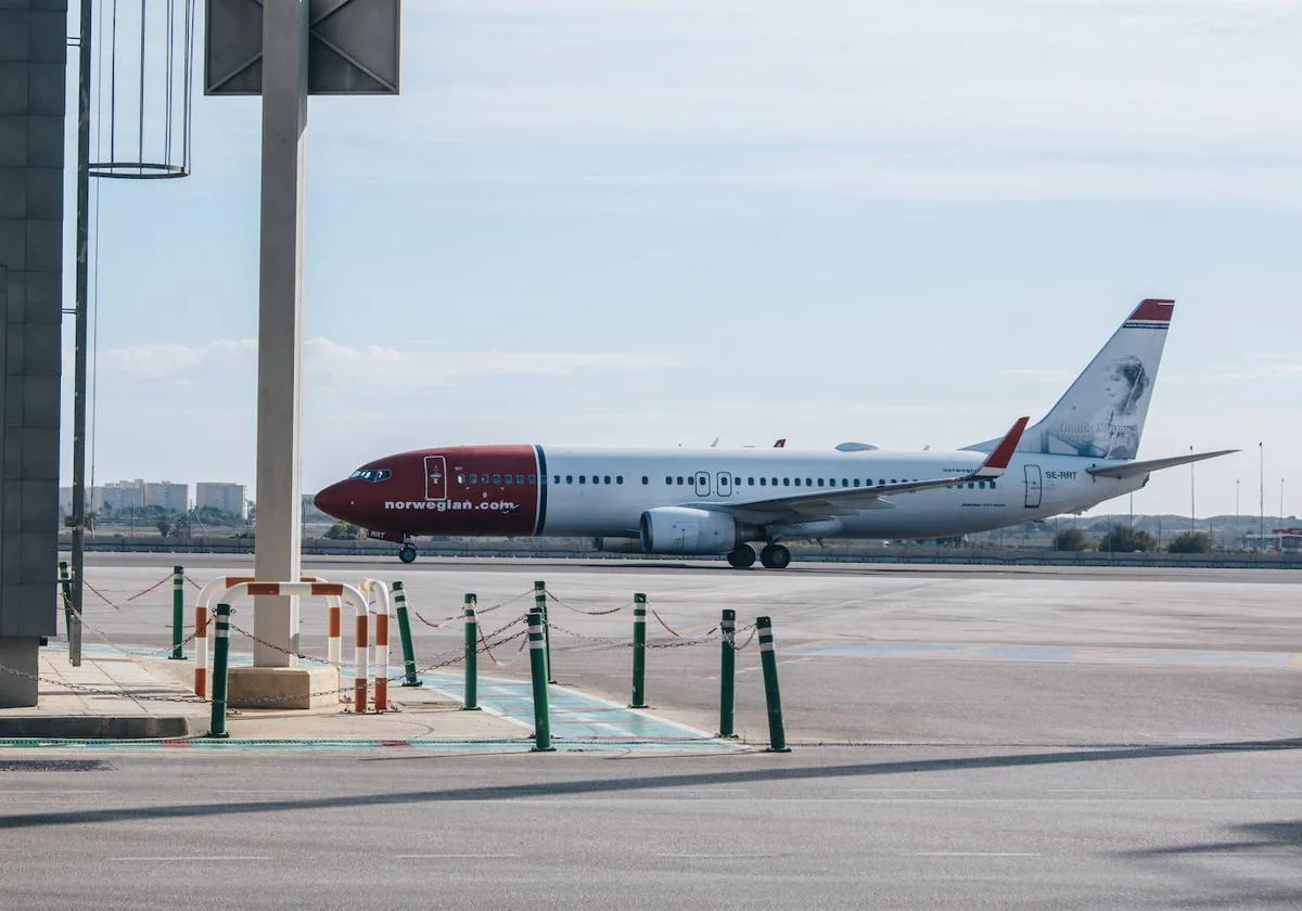 Avión de la aerolínea Norwegian en el Aeropuerto de Alicante-Elche.