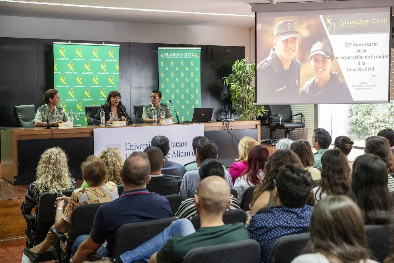 Conferencia sobre la presencia de las mujeres en la Guardia Civil