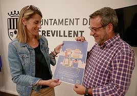 La alcaldesa de Crevillent, Lourdes Aznar Miralles, junto al edil de Comercio, Antonio Candel, en la presentación de la campaña.