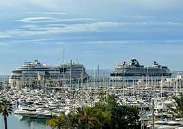 Las dos embarcaciones en el puerto de Alicante.