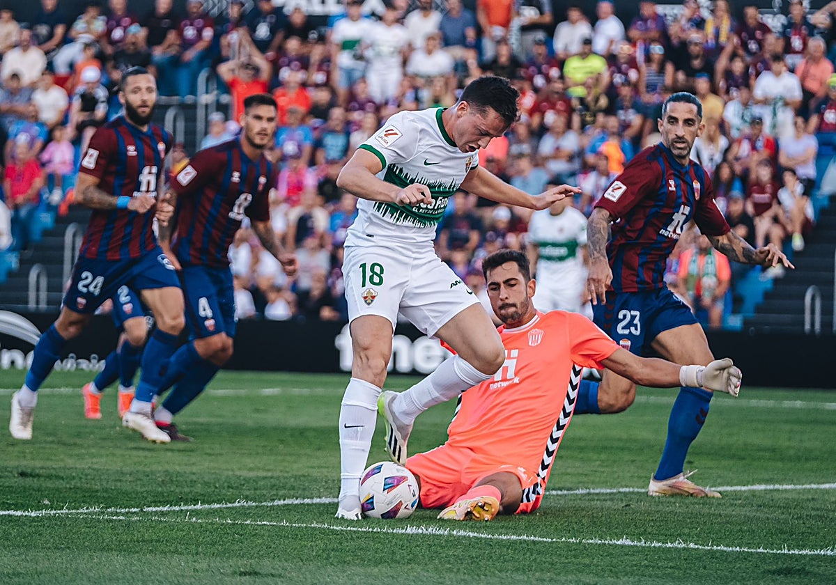 Borja Garcés, que el domingo será titular en ausencia de Sergio León, ante el Eldense