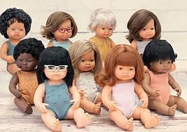 Una imagen de las muñecas que conforman la colección premiada a Miniland.