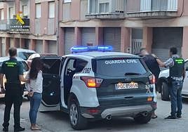 Agentes de la Guardia Civil detienen a los dos presuntos ladrones.