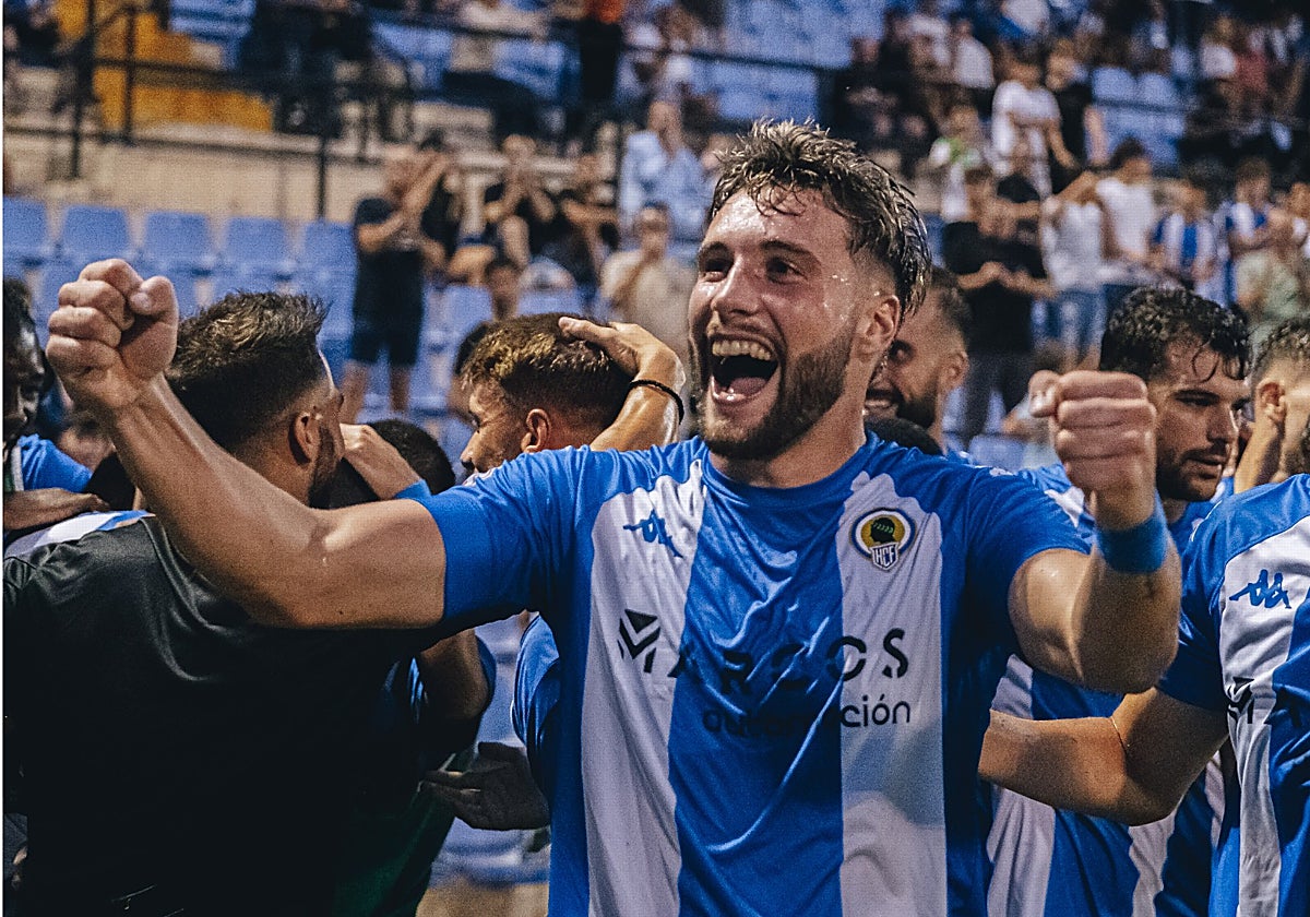Samu Vázquez celebra un gol en el Rico Pérez