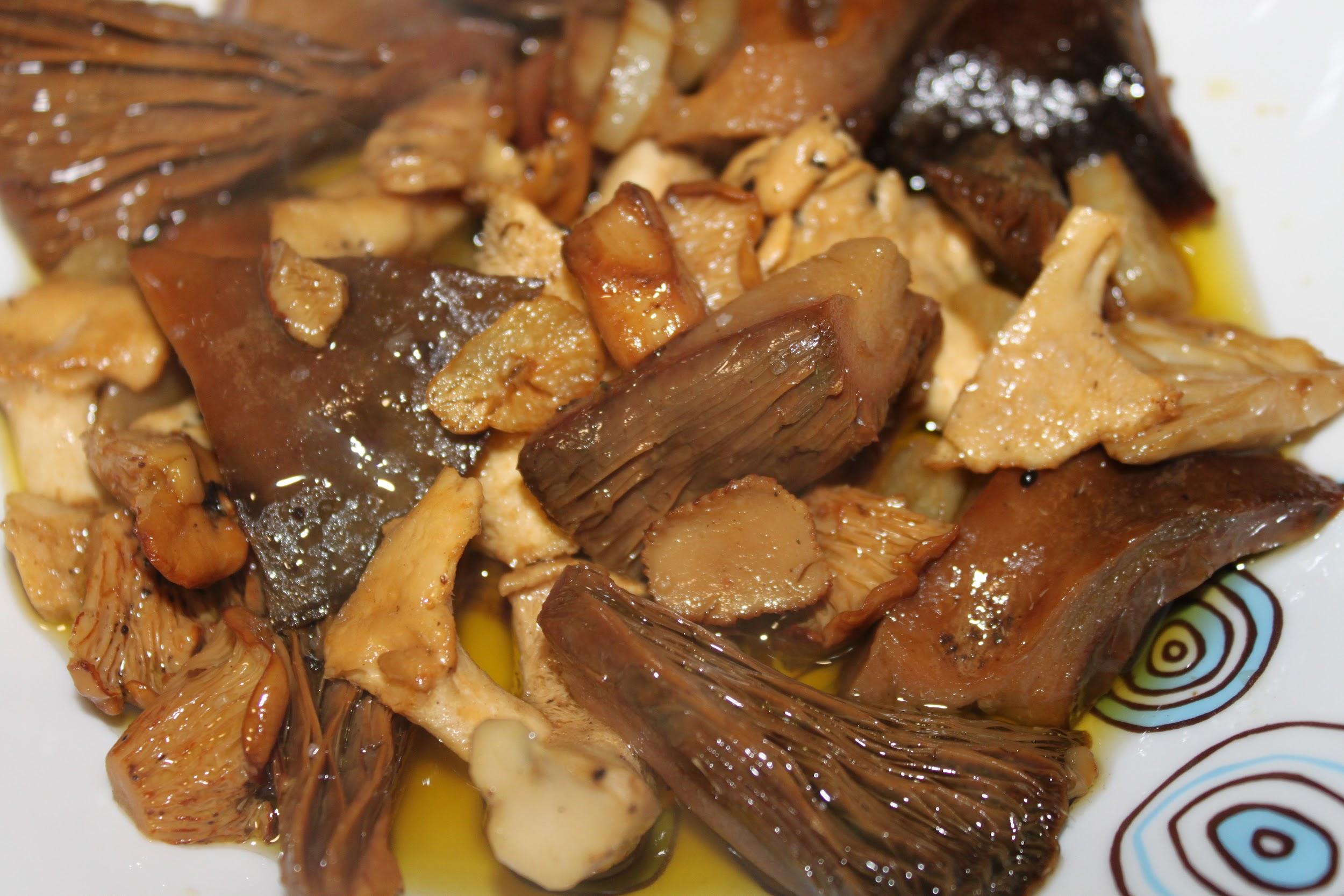 Seta 'llengua de vaca' confitada con 'rovellons'.