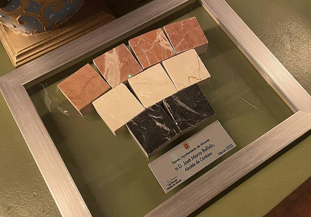 Regalo de Alicante al alcalde de Córdoba en las jornadas de convivencia de las belleas del foc en la ciudad andaluza.