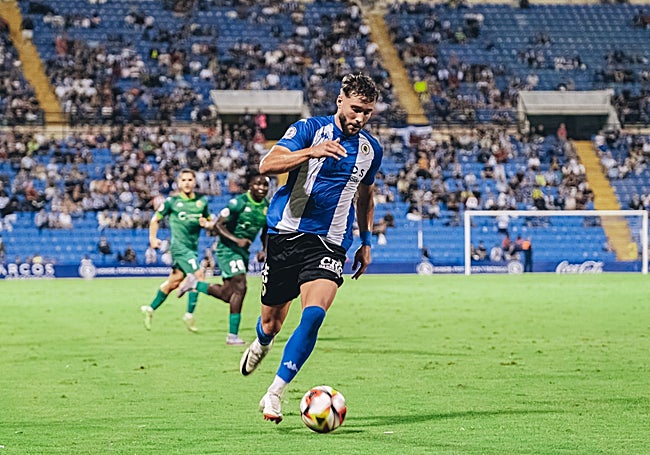 Samu avanza por la banda del Rico Pérez