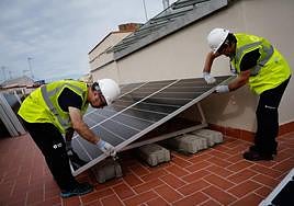 Instalación de placas solares en la cobertura de un edificio.