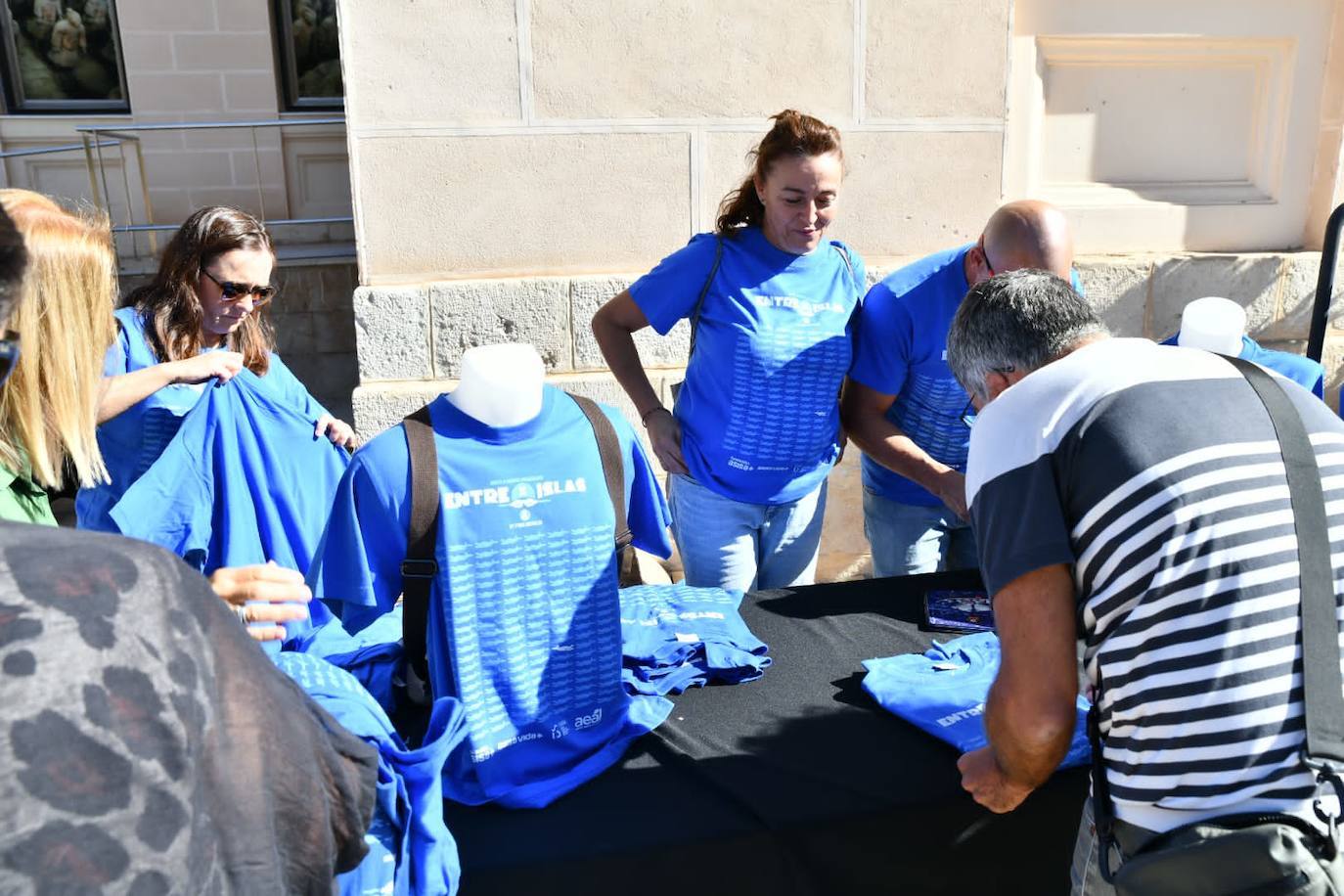 Venta de camisetas solidarias del reto.