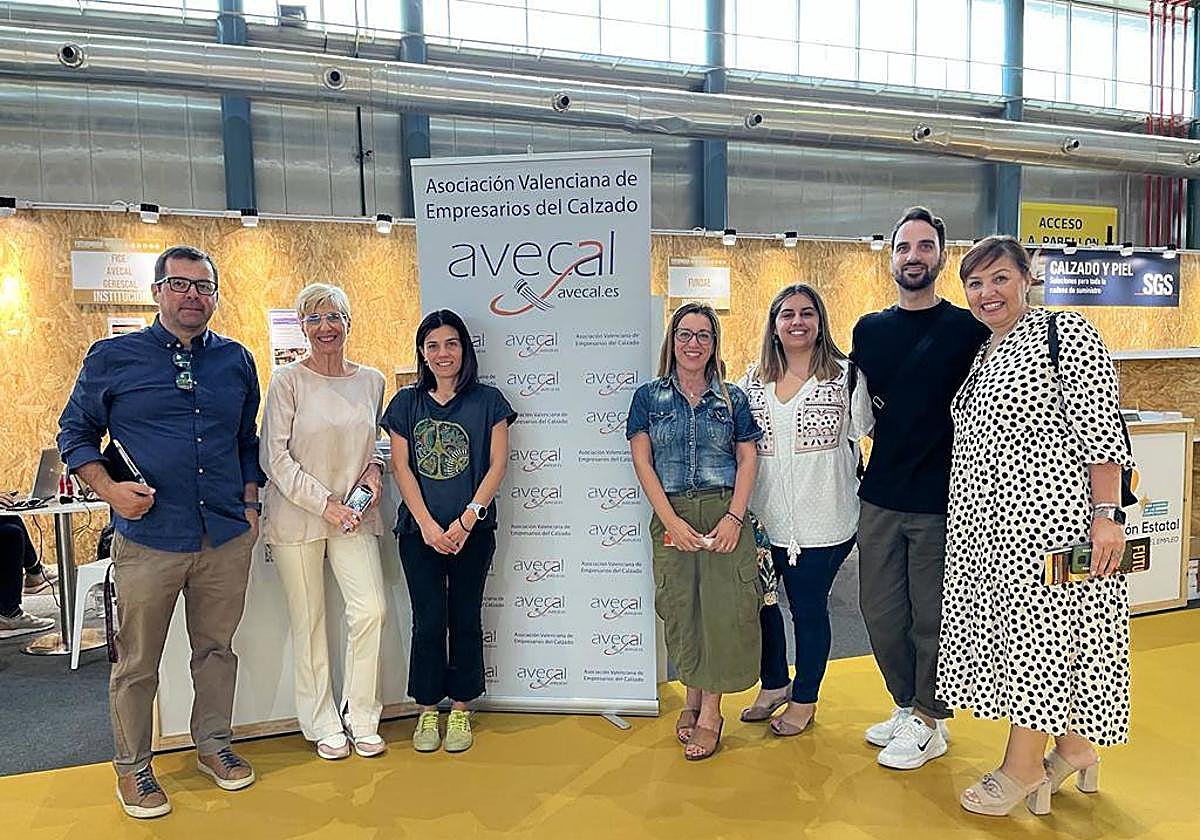 Foto de familia de Avecal tras la reunión mantenida con representantes de la FP