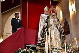 El obispo, José Ignacio Munilla, corona a la Virgen de la Piedad en presencia del alcalde, Luis Barcala, y el presidente de Santa Cruz, Moncho Riquelme.