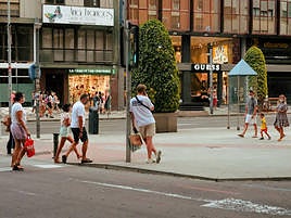 Una de las avenidas comerciales de Alicante.