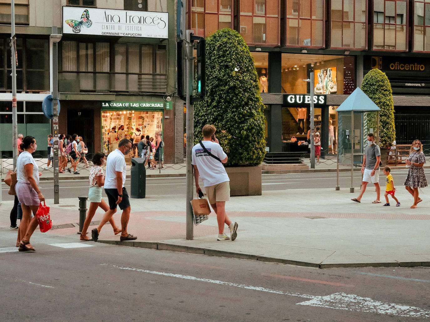 Una de las avenidas comerciales de Alicante.