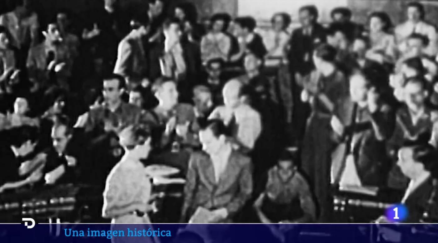 Miguel Hernández (abajo derecha) sentado en las escaleras.