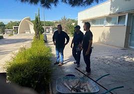 El concejal de Cementerios, José Luis Olcina, con los operarios encargados de los trabajos de mantenimiento.