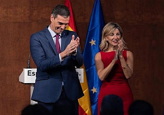 El presidente del Gobierno en funciones, Pedro Sánchez y la líder de Sumar, Yolanda Díaz, aplauden tras firmar un acuerdo para un Gobierno de coalición.