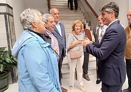 Marcos Zaragoza saluda a un grupo de vileros afincados en Algeciras
