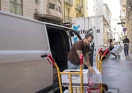 Dos transportistas descargan en un punto del centro de Alicante.