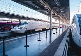 Locomotoras en la estación de tren de Alicante.