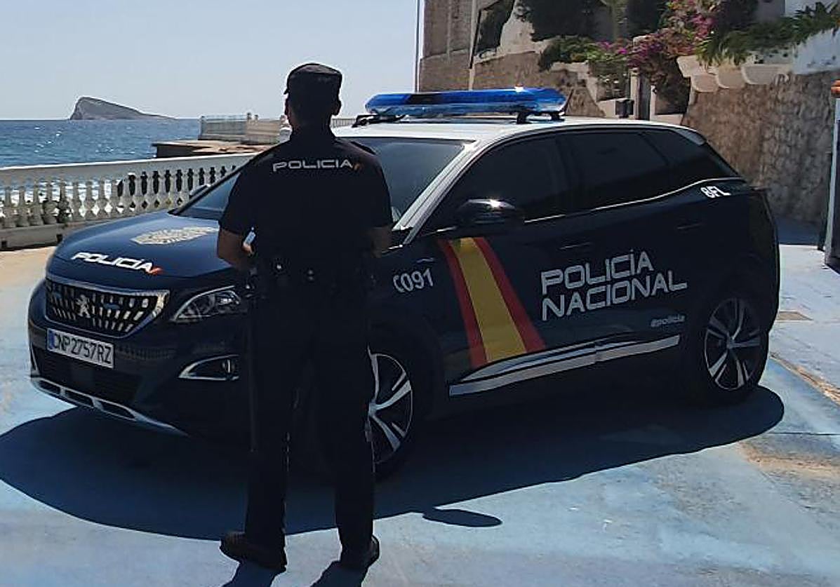 Un agente de la Policía Nacional de Benidorm.