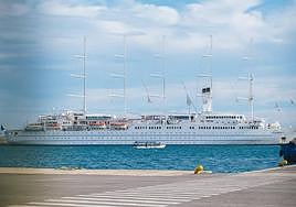 El Club Med 2 ha hecho parada en el Puerto de Alicante.