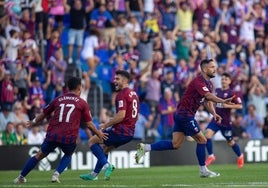 Florin Andone celebra un gol con el Eldense