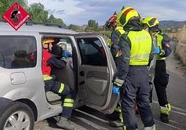 Herida una mujer tras un choque entre dos vehículos en Petrer.