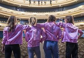 Las Pink Ladies del musical 'Grease' en el Teatro Principal de Alicante.