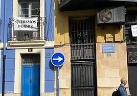 Carteles de vecinos pidiendo descanso y locales de ocio reclamando más horarios.