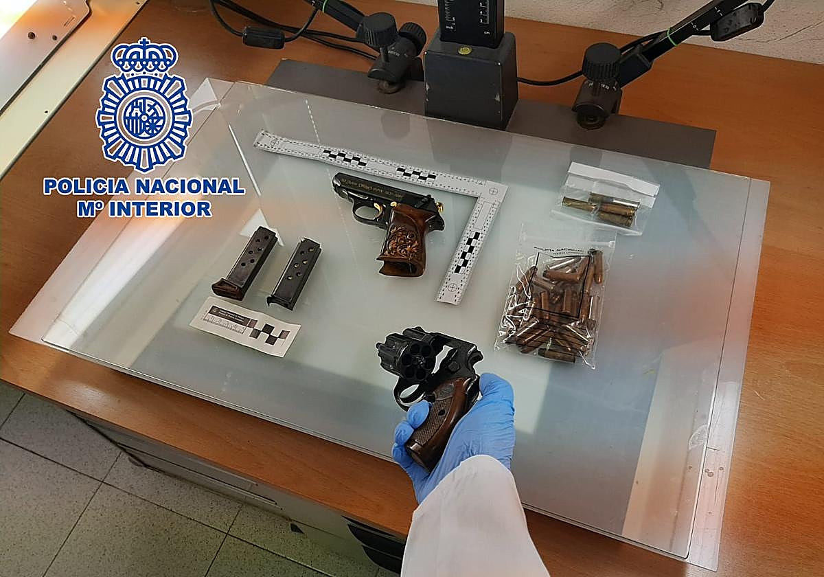 Imágenes de las armas intervenidas a los sospechosos.