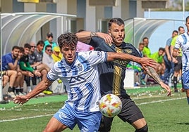 Pol Roigé pelea por el balón con un jugador del Atlético Baleares