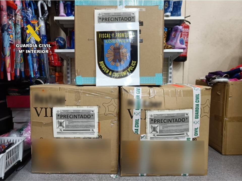 Juguetes confiscados en la operación.