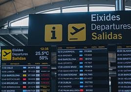 Panel con vuelos programados en el aeropuerto de Alicante-Elche