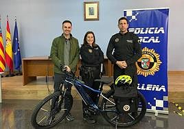 El concejal de Seguridad, Sergio Palao, con los agentes y la nueva bicicleta eléctrica.