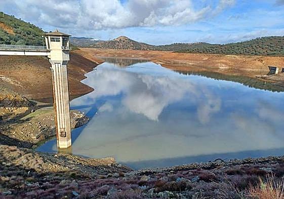 Embalse a medio secar.