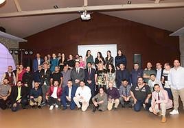 Foto de familia del Gremio de Artistas de Hogueras durante su cena de hermandad.