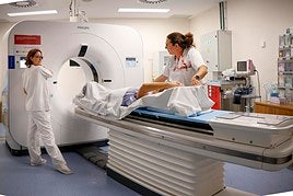 Equipo para hacer TACs y resonancias magnéticas en un hospital de la Comunitat.