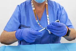Una sanitaria prepara una vacuna en el Hospital General de Alicante.