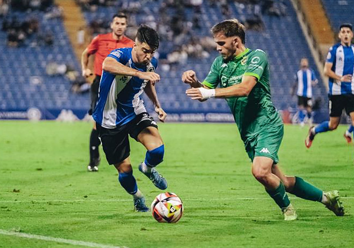 Alvarito trata de marcharse de un jugador del Cerdanyola