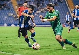 Alvarito trata de marcharse de un jugador del Cerdanyola