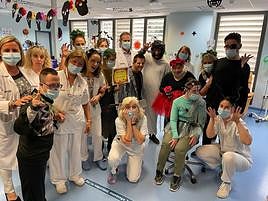 Sanitarios caracterizados con la estética propio de Halloween.