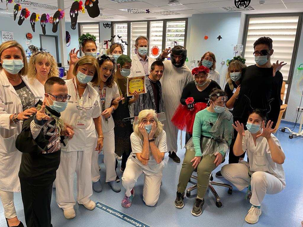 Sanitarios caracterizados con la estética propio de Halloween.