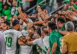 Mourad celebra con sus compañeros un gol en el Martínez Valero