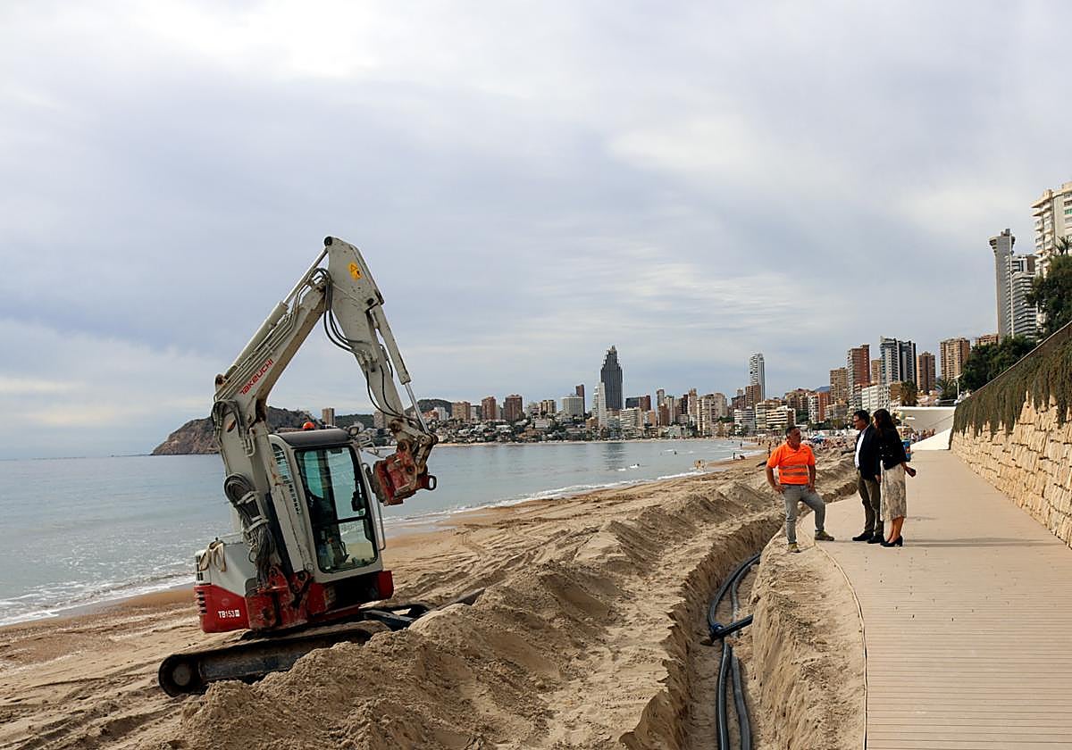 Imagen de los trabajos que se están realizando en la playa de Poniente de Benidorm