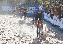Van der Poel deja atrás a Van Aert en el tramo de arena de la prueba de Benidorm en 2023