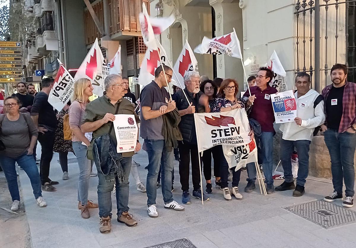 Concentración a las puertas de la Casa de las Brujas de Alicante.