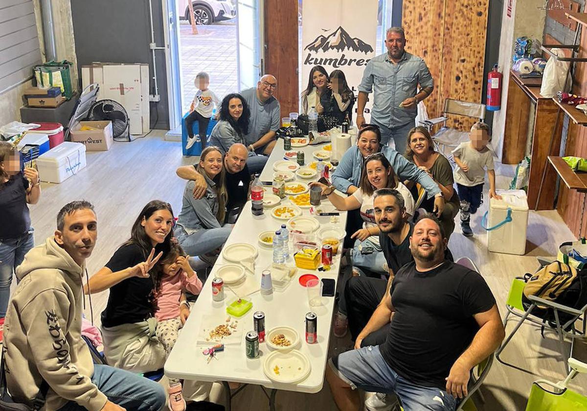 Algunos de los socios de La festa per davant, la nueva barraca de las Hogueras de Alicante.