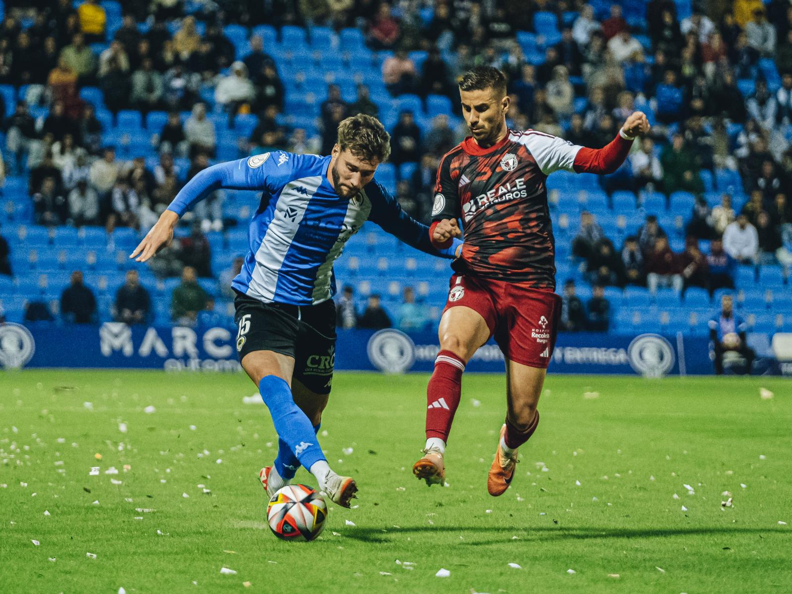 Choque entre dos jugadores en uno de los momentos del partido.
