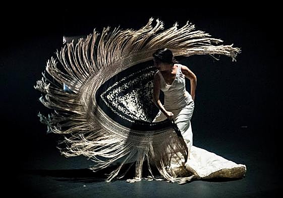 La bailaora Mercedes de Córdoba con su mantón.