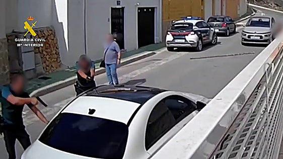 Momento de la detención a cargo de los agentes de la Guardia Civil.